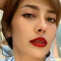 Meski tidak terlalu dramatis, penampilan Yenny AFI tetap tampak bikin pangling. Foto: Instagram/TikTok @yennysyen