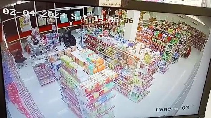 Aksi perampokan yang terjadi di sebuah mini market di Tasikmalaya, Sabtu (4/2/2023) malam