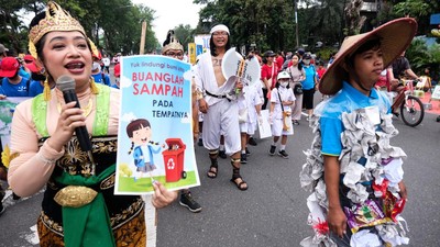 Aksi Siswa dan Guru SD Pangudi Luhur Solo Memungut Sampah Saat CFD