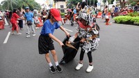 Siswa SD Pangudi Luhur Solo memunguti sampah yang berserakan saat kegiatan Hari Bebas Kendaraan Bermotor atau Car Free Day (CFD) di Solo, Jawa Tengah, Minggu (5/2/2023).