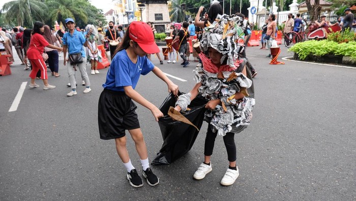 Siswa dan guru SD Pangudi Luhur Solo melakukan sosialisasi untuk memunguti sampah yang berserakan saat kegiatan Hari Bebas Kendaraan Bermotor atau Car Free Day (CFD) di Solo, Jawa Tengah, Minggu (5/2/2023). Aksi tersebut diharapkan juga dapat mengedukasi warga untuk turut peduli lingkungan dengan membuang sampah pada tempat yang telah disediakan di area CFD. ANTARAFOTO/Maulana Surya/tom.