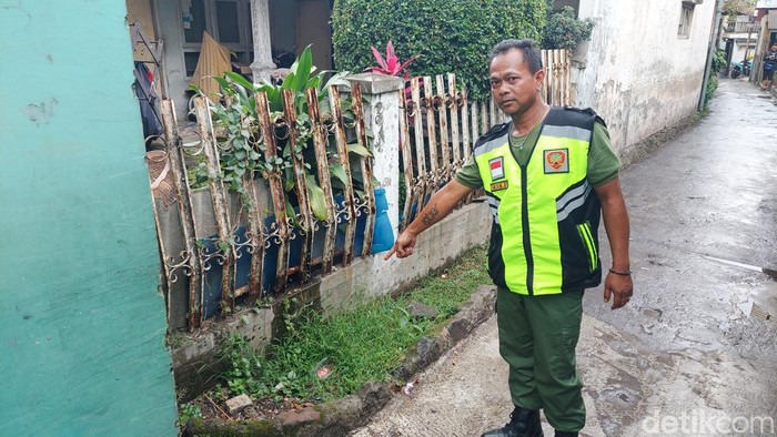 Anggota Linmas menunjukkan lokasi pembacokan remaja Cimahi