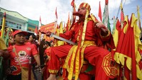 Berikutnya ada atraksi seorang Tatung yang menusukkan sebuah pisau ke bagian perutnya.