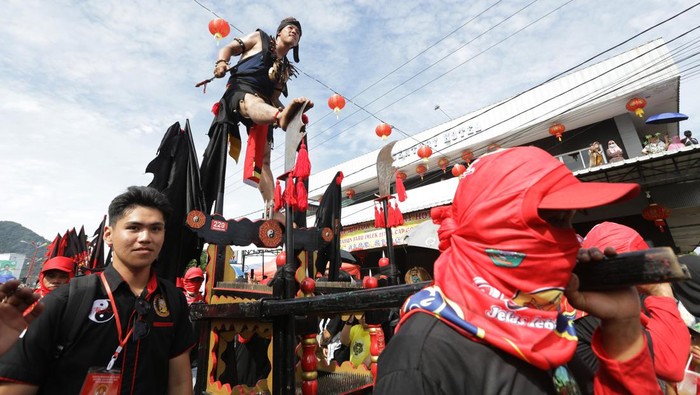 Atraksi Mengerikan Tatung dalam Perayaan Cap Go Meh di Singkawang Seorang Tatung (dukun Tionghoa yang kerasukan arwah leluhur) menancapkan beberapa besi ke mulutnya saat beratraksi dalam pawai perayaan Cap Go Meh 2574 di Kota Singkawang, Kalimantan Barat, Minggu (5/2/2023). Perayaan Cap Go Meh yang dimeriahkan dengan atraksi ratusan tatung dan seni budaya Tionghoa lainnya tersebut kembali digelar di Kota Singkawang setelah sebelumnya vakum selama dua tahun karena pandemi COVID-19. ANTARA FOTO/Jessica Helena Wuysang/tom.