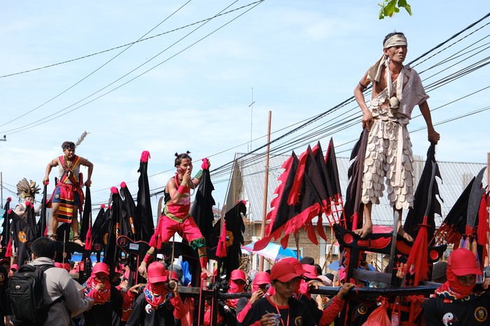 Seorang Tatung (dukun Tionghoa yang kerasukan arwah leluhur) menancapkan beberapa besi ke mulutnya saat beratraksi dalam pawai perayaan Cap Go Meh 2574 di Kota Singkawang, Kalimantan Barat, Minggu (5/2/2023). Perayaan Cap Go Meh yang dimeriahkan deng
