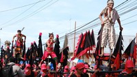 Tiga orang Tatung diarak oleh para peseta saat pawai perayaan Cap Go Meh.