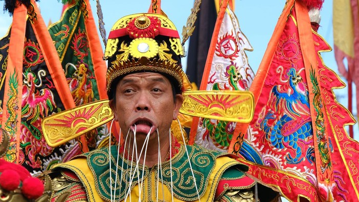 Atraksi Mengerikan Tatung dalam Perayaan Cap Go Meh di Singkawang Seorang Tatung (dukun Tionghoa yang kerasukan arwah leluhur) menancapkan beberapa besi ke mulutnya saat beratraksi dalam pawai perayaan Cap Go Meh 2574 di Kota Singkawang, Kalimantan Barat, Minggu (5/2/2023). Perayaan Cap Go Meh yang dimeriahkan dengan atraksi ratusan tatung dan seni budaya Tionghoa lainnya tersebut kembali digelar di Kota Singkawang setelah sebelumnya vakum selama dua tahun karena pandemi COVID-19. ANTARA FOTO/Jessica Helena Wuysang/tom.