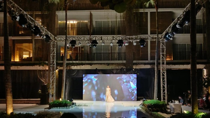 Aurora Chernykh asal Rusia, remaja berusia 15 tahun ini tampil anggun mengenakan gaun malam berekor berwarna putih. (Triwidiyanti/detikBali)