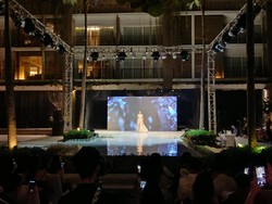 Aurora Chernykh asal Rusia, remaja berusia 15 tahun ini tampil anggun mengenakan gaun malam berekor berwarna putih.