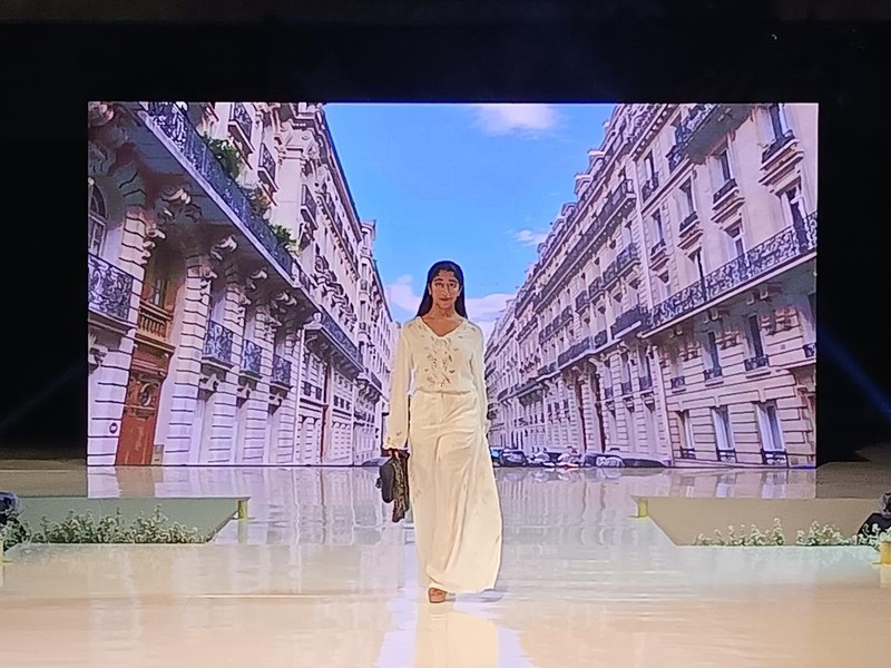 Aurora Chernykh asal Rusia, remaja berusia 15 tahun ini tampil anggun mengenakan gaun malam berekor berwarna putih. (Triwidiyanti/detikBali)