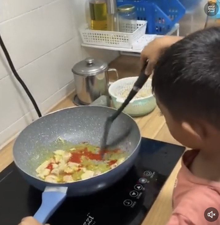 Bocah 6 Tahun Ini Jago Masak Kwetiau Goreng