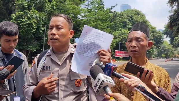 Bripka Madih, polisi yang viral usai mengaku diperas sesama polisi saat mengurus kasus sengketa tanah datangi Polda Metro Jaya untuk memenuhi undangan klarifikasi.