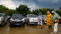 Di lokasi-lokasi parkir yang dikelola oleh Unit Pengelola (UP) Perparkiran Dishub DKI Jakarta bakal diterapkan tarif parkir tertinggi terhadap kendaraan tak lolos uji emisi secara bertahap.