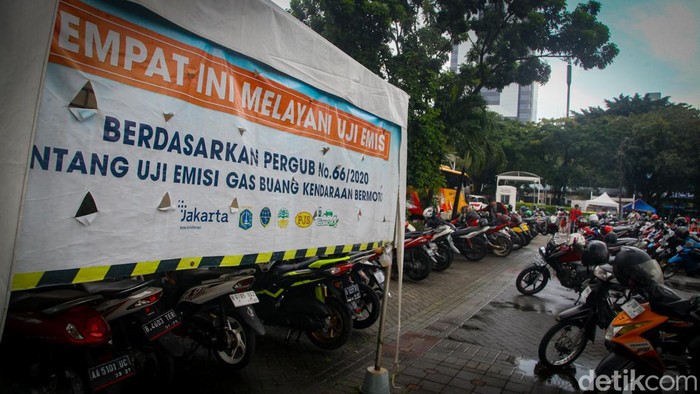 Catat! Kendaraan Tak Lulus Uji Emisi Kena Tarif Mahal di 11 Lokasi DKI Pemprov DKI JakartaΒ perluasΒ penerapan kebijakan disinsentif tarif parkir bagi kendaraan yang tak lulus uji emisi. KebijakanΒ iniΒ berlaku di 11 lokasi parkir.