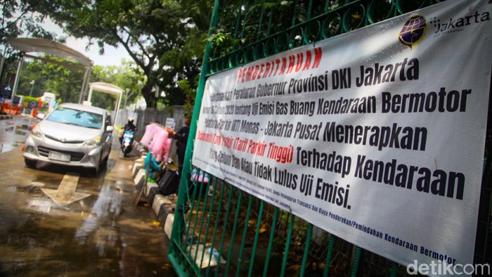 Pemprov DKI Jakarta perluas penerapan kebijakan disinsentif tarif parkir bagi kendaraan yang tak lulus uji emisi. Kebijakan ini berlaku di 11 lokasi parkir.