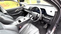 Lalu dari sisi interior, Omoda 5 dibekali panel layar besar di bagian dasbor berukuran 20,5 inci, terdapat pula fitur voice assistant dan electric sunroof. Foto: Luthfi Anshori/detikOto