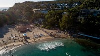 Hari ini, para perenang berkumpul dan membenamkan diri dalam suasana komunitas pada hari Minggu pertama bulan Februari di Pantai Manly yang ikonis di Australia.