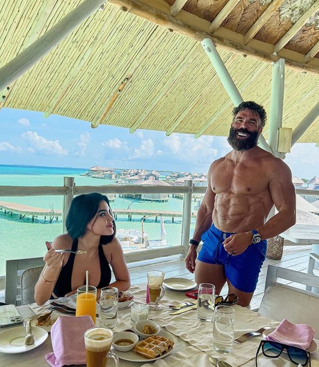 Dan Bilzerian adalah pemain poker profesional, namun ia lebih dikenal sebagai selebriti Instagram karena gaya hidup playboy-nya. Foto: dok. Instagram/@danbizerian