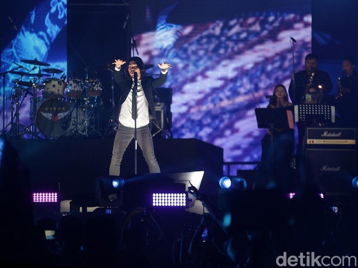 Konser Dewa 19 di JIS.