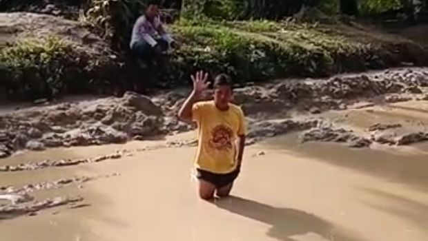 Foto: Kondisi jalan desa Aek Nagali di Asahan yang rusak parah. (Istimewa)