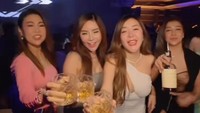 Saat bersama teman-temannya ia selalu tampak bahagia. Hal ini terlihat dari video yang diunggah saat Bichu memamerkan segelas minuman ke kamera. Foto: Instagram/b13chu