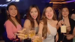 Potret Dewi Bichu, Aspri ke-103 Hotman Paris Saat Hangout di Bar
