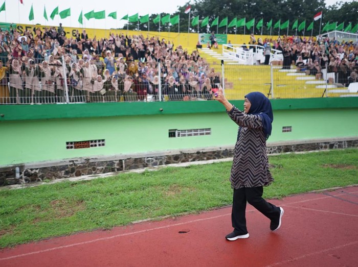 Gubernur Jatim Khofifah Indar Parawansa meninjau venue resepsi 1 Abad NU di GOR Delta Sidoarjo. Ia mengingatkan soal Selawat Asyghil ke penampil paper mob di tribun.