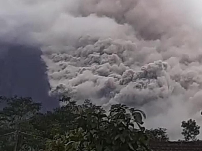Gunung Semeru kembali erupsi mengeluarkan awan panas guguran sejauh 6 kilometer. Situasi sudah aman terkendali