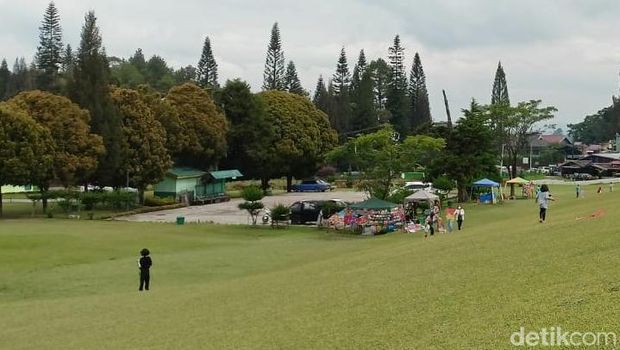 Hamparan bukit luas dan asri di Bukit Kubu Berastagi. (Nur Akmal/detikSumut)