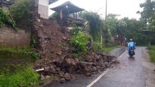 Hujan deras yang mengguyur wilayah Mendoyo Dauh Tukad, Jembrana, Bali, menyebabkan senderan rumah warga longsor, Minggu (5/2/2023) pagi.