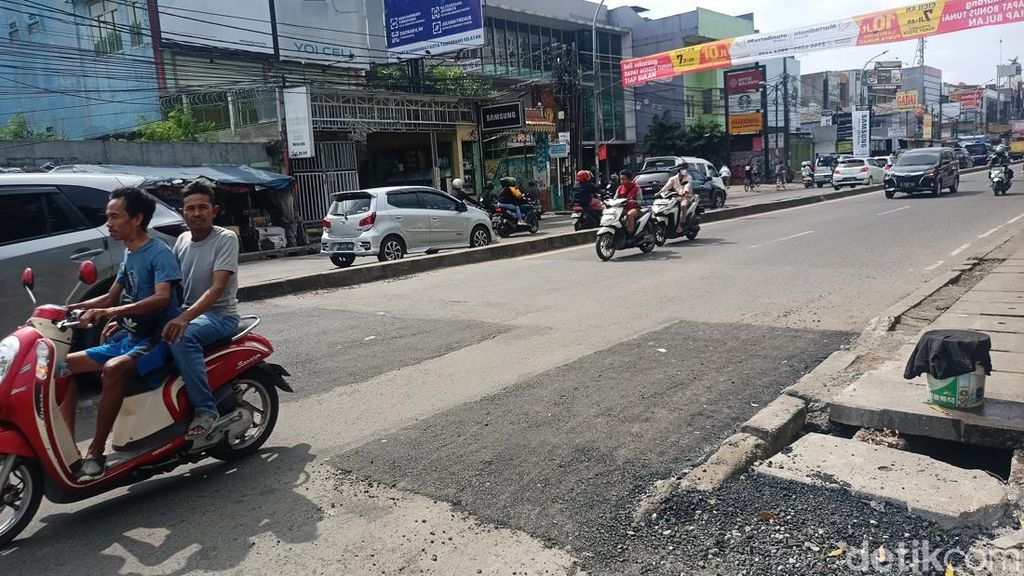 Sempat Bikin Macet, Jalan Amblas di Ciputat Sudah Diperbaiki
