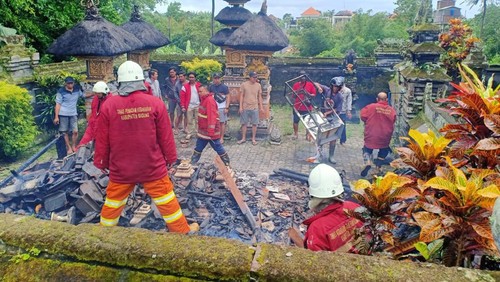 Kebakaran balai Pura Dalem Batur Sari, Desa Adat Buduk, Mengwi, di Jalan Raya Buduk-Tangeb, Minggu (5/2/2023). (IST)