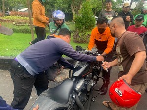 Moge Tabrak Blade di Surabaya, Dua Biker Terluka
