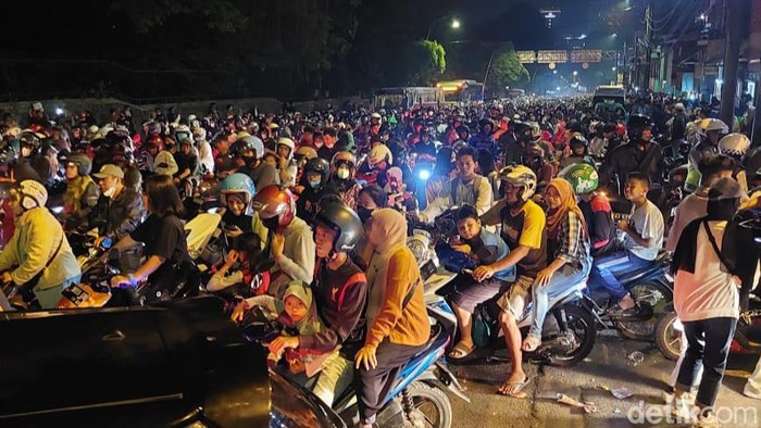 Kemacetan terjadi di beberapa ruas jalan di Kota Bogor imbus Festival Cap Go Meh di Jalan Surya Kencana