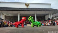 Penampilan dua barongsai menghipnotis warga Ciamis yang datang menyaksikan kemeriahan Cap Go Meh (Foto: Dadang Hermansyah/detikJabar).