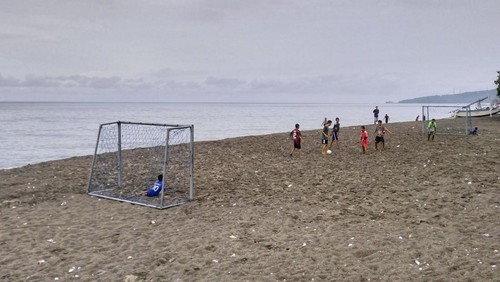 Keriangan anak-anak para nelayan di Desa Batulayar Barat Kecamatan Batulayar Lombok Barat, Sabtu (4/2/2023). Foto: Ahmad Viqi/detikBali.