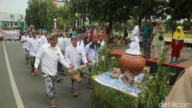 Kirab pundek dan belik dalam rangka Ta'sis Masjid dan Menara Sunan Kudus di alun-alun simpang tujuh, Minggu (5/2/2023).