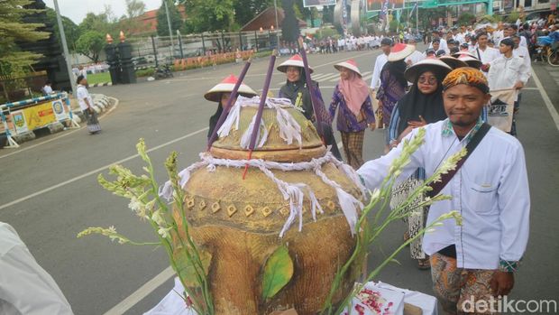 Kirab pundek dan belik dalam rangka Ta'sis Masjid dan Menara Sunan Kudus di alun-alun simpang tujuh, Minggu (5/2/2023).