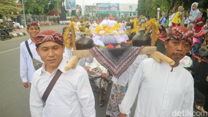 Kirab pundek dan belik dalam rangka Tasis Masjid dan Menara Sunan Kudus di alun-alun simpang tujuh, Minggu (5/2/2023).