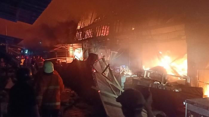 Kobaran api menyala-nyala melalap bangunan Pasar Adat Lelateng, Jembrana, Bali, Sabtu (4/2/2023) malam. Api diduga muncul dari blok ruko penjual sembako dan peralatan rumah tangga.
