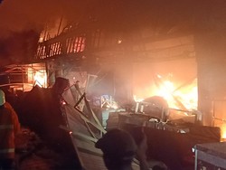 Kobaran api menyala-nyala melalap bangunan Pasar Adat Lelateng, Jembrana, Bali, Sabtu (4/2/2023) malam. Api diduga muncul dari blok ruko penjual sembako dan peralatan rumah tangga.