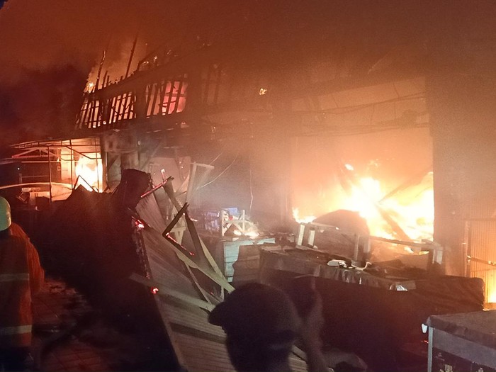 Kobaran api menyala-nyala melalap bangunan Pasar Adat Lelateng, Jembrana, Bali, Sabtu (4/2/2023) malam. Api diduga muncul dari blok ruko penjual sembako dan peralatan rumah tangga.