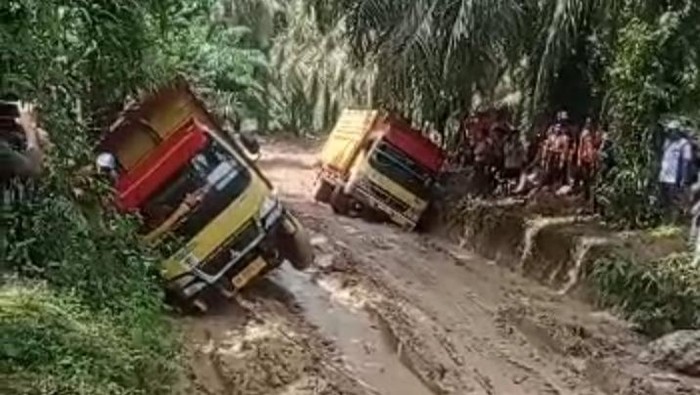 Kondisi jalan desa Aek Nagali di Asahan yang rusak parah. (Istimewa)