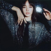 Dalam pemotretan tersebut, Lisa BLACKPINK memakai sejumlah koleksi perhiasan BULGARI. Dia tampil dalam balutan Crystal Shirt Dress and Tie keluaran Alexandre Vauthier Spring 2023. Foto: dok. Madame Figaro