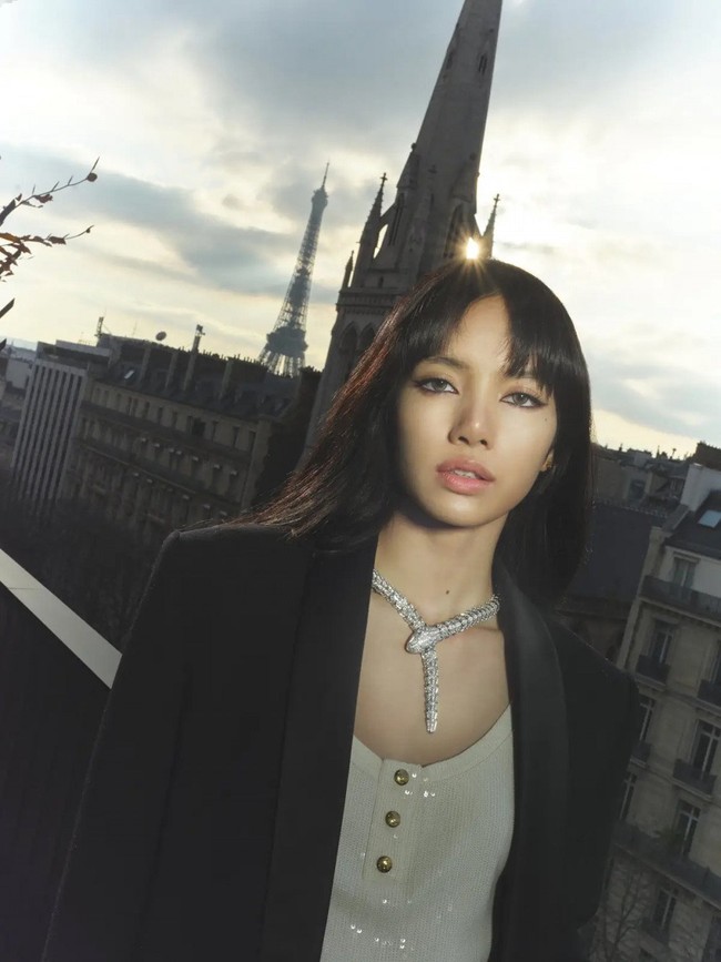 Intip gaya denim on denim Lisa BLACKPINK. Pelantun LALISA itu memakai busana koleksi brand Prancis, Courreges. Dengan kemewahan jam tangan yang menandai kolaborasinya dengan BULGARI seharga €6,400 atau Rp 104,3 jutaan. Foto: dok. Madame Figaro