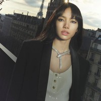 Intip gaya denim on denim Lisa BLACKPINK. Pelantun LALISA itu memakai busana koleksi brand Prancis, Courreges. Dengan kemewahan jam tangan yang menandai kolaborasinya dengan BULGARI seharga €6,400 atau Rp 104,3 jutaan. Foto: dok. Madame Figaro