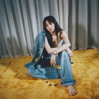 Sementara itu, koleksi kalung BULGARI termahal yang dikenakannya mencapai ¥13,3 juta atau Rp 29,3 miliar. Dalam foto ini, Lisa tampil mengenakan mini dress CELINE dan Garcon Tux Jacket seharga $4250 atau Rp 63 jutaan. Foto: dok. Madame Figaro