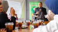 Badan Pusat Statistik Kabupaten Garut dalam lamannya menginformasikan bahwa terdapat 0,9 juta orang (75,48 persen) bekerja pada kegiatan informal. Selama setahun terakhir (Agustus 2021-Agustus 2022), pekerja sektor informal yang mencakup unit usaha berskala kecil ini meningkat hingga 21,10 persen poin dari Agustus 2021 yang besarnya 54,38 persen.