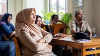 Oleh karenanya Kelas Pintar digelar di Collega Coffee & Resto, Tarogong Kidul, Kabupaten Garut, Jawa Barat. Diharapkan dengan literasi ini UMKM di Kabupaten Garut bisa menjadi pendorong perekonomian masyarakat setempat.