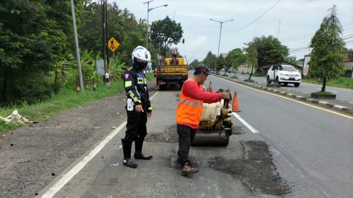 Lubang jalan Jogja-Solo di Desa Jambu Kulon, Kecamatan Ceper, Klaten ditambal, Minggu (5/2/2023).